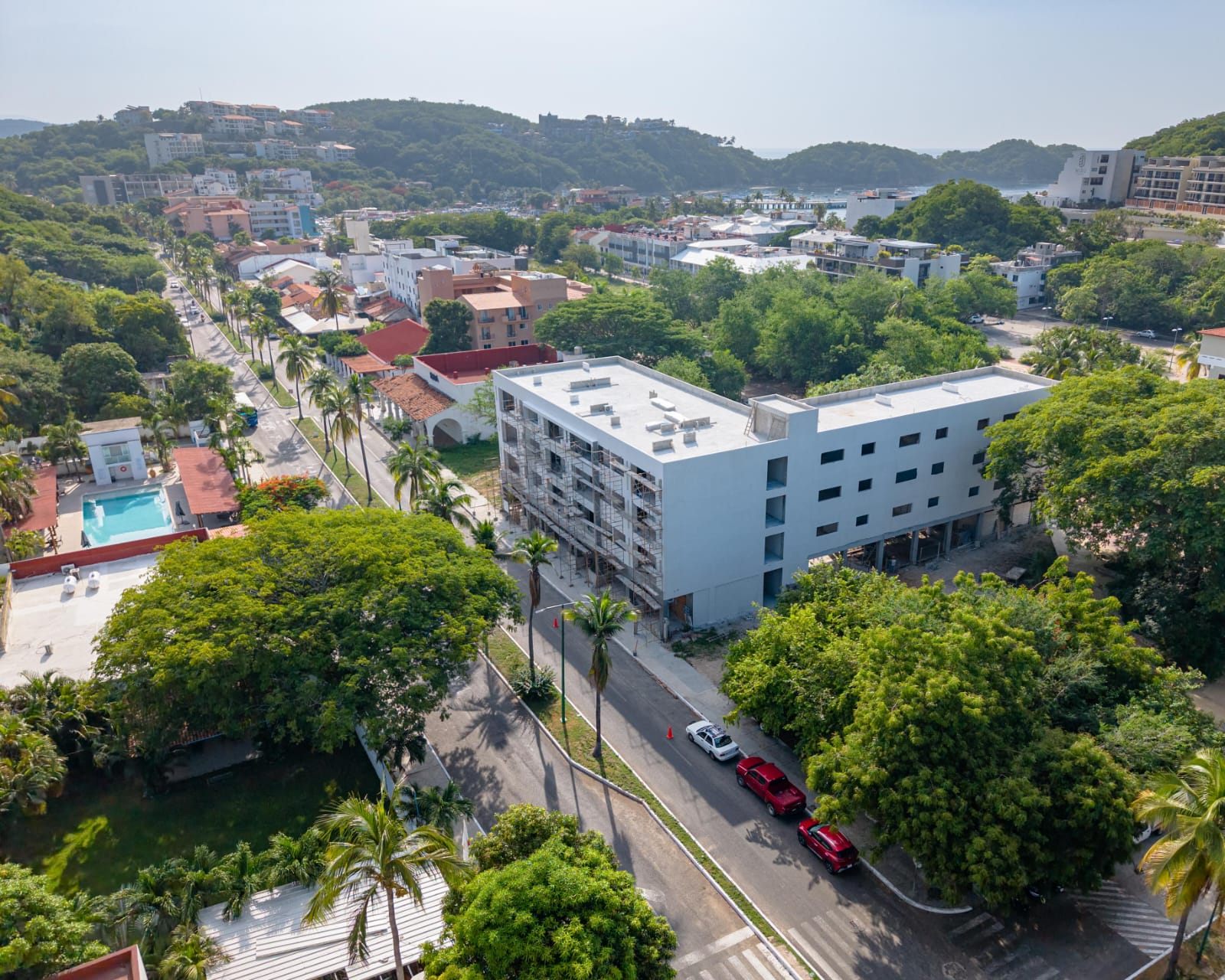 Fachada de Sundara Condos & Plaza en la bahía de Santa Cruz, Huatulco, Oaxaca