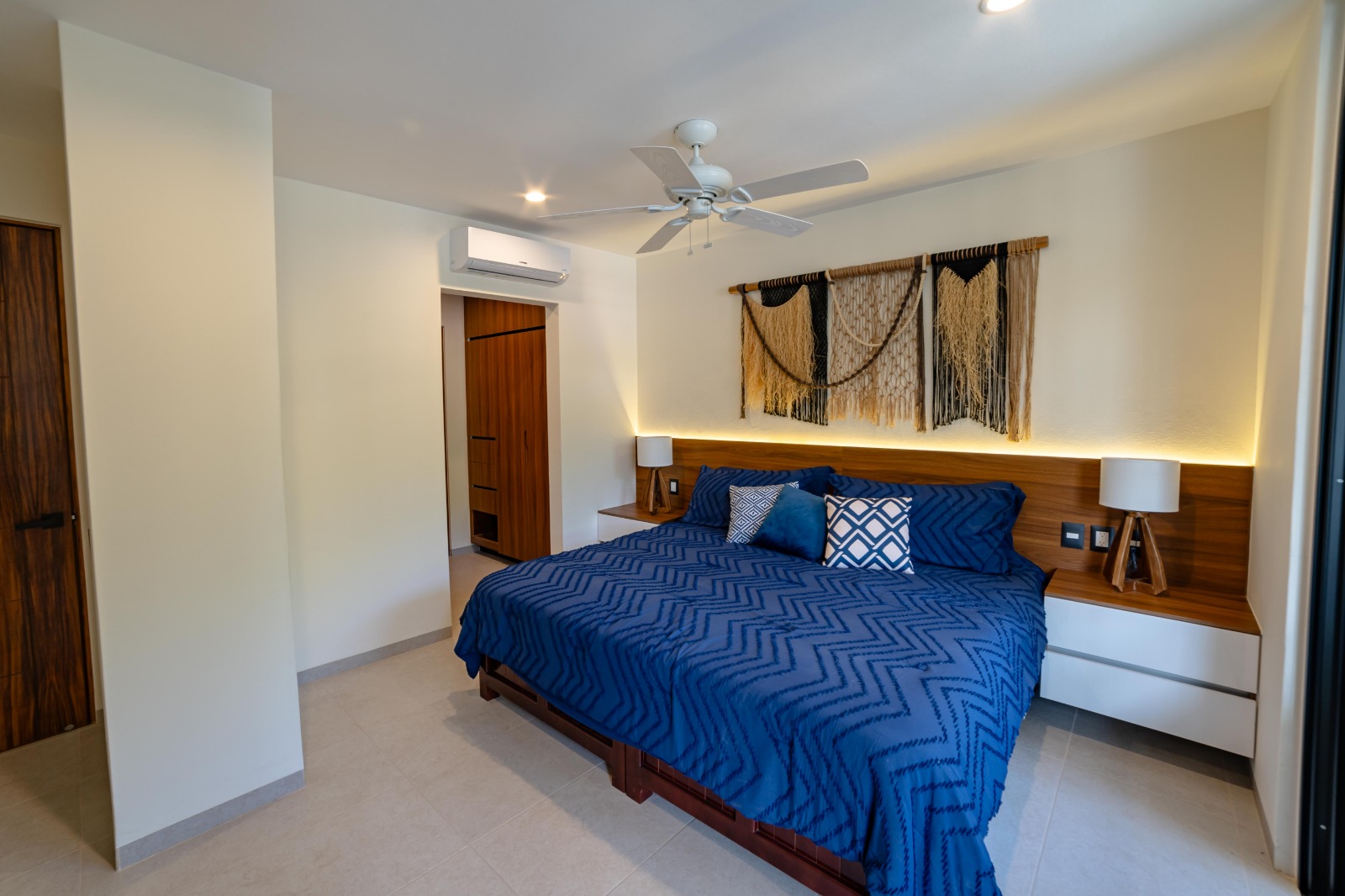 Interior de un estudio en Sundara, Huatulco, con cabecera de madera